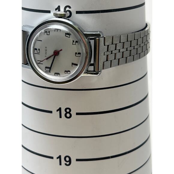 1975 Timex Petite Ladies Watch - Picture 1 of 6
